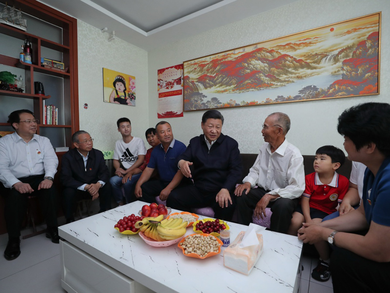 6月12日至14日,中共中央总书记、国家主席、中央军委主席习近平在山东考察。这是14日上午,习近平来到济南市章丘区双山街道三涧溪村,同村民赵顺利一家拉家常。