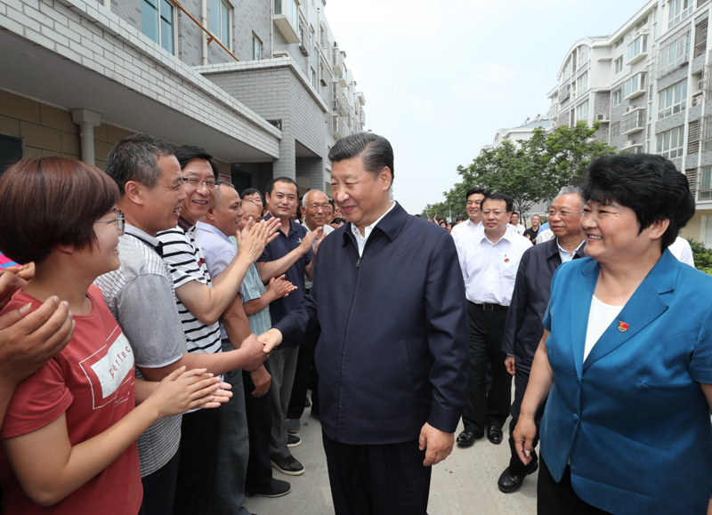 6月12日至14日,中共中央总书记、国家主席、中央军委主席习近平在山东考察。这是14日上午,习近平在济南市章丘区双山街道三涧溪村,同村民们亲切交谈。