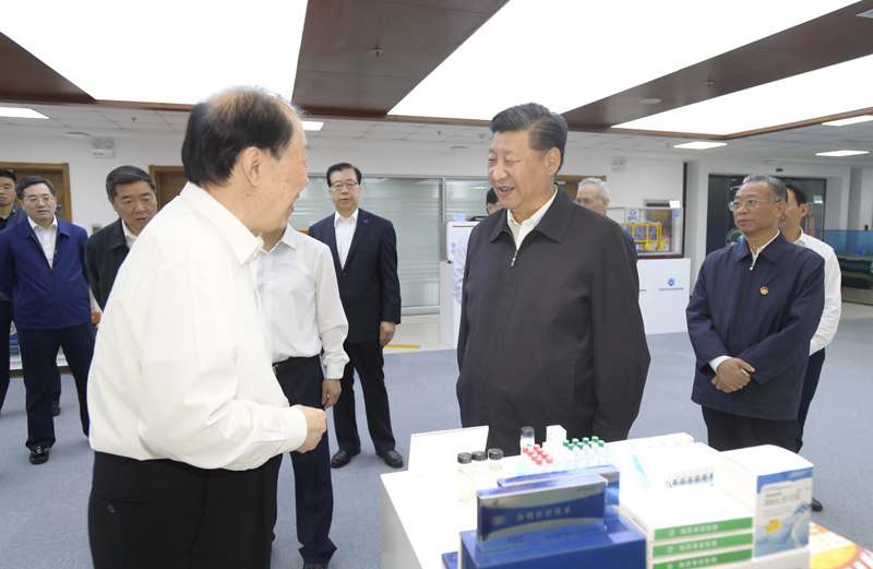 6月12日至14日,中共中央总书记、国家主席、中央军委主席习近平在山东考察。这是12日上午,习近平在青岛海洋科学与技术试点国家实验室,同科研人员亲切交谈。