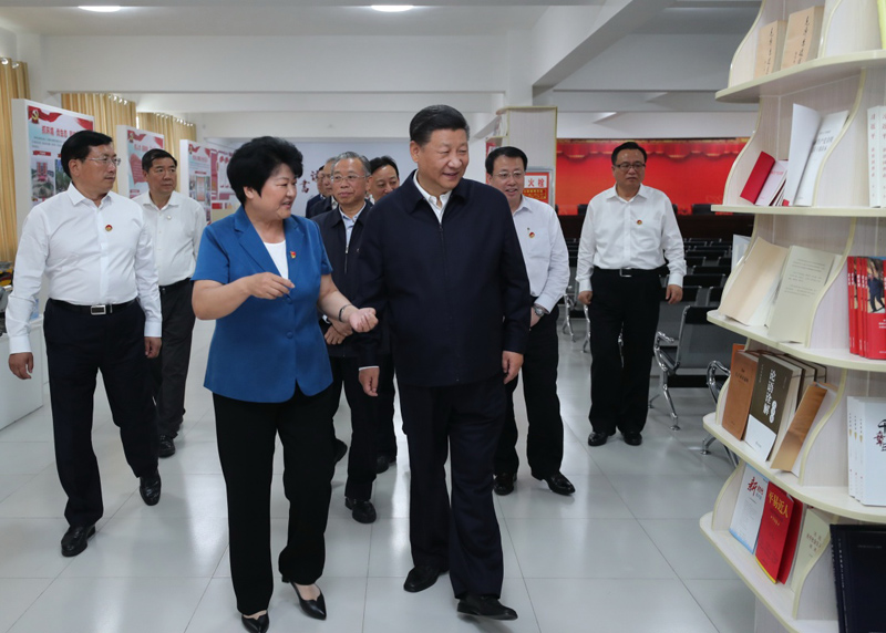 6月12日至14日,中共中央总书记、国家主席、中央军委主席习近平在山东考察。这是14日上午,习近平在济南市章丘区双山街道三涧溪村,了解该村以党建为统领,推动乡村振兴情况。