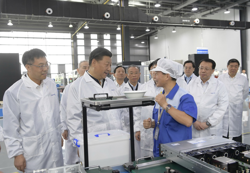6月12日至14日,中共中央总书记、国家主席、中央军委主席习近平在山东考察。这是14日上午,习近平在济南考察浪潮集团高端容错计算机生产基地。